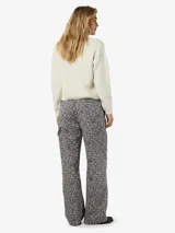 Pantalón de tiro medio con estampado animal print, bolsillos estilo cargo y calce regular. Cierre con botón y cremallera.