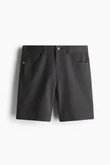 Short gris oscuro de sarga de algodón, corte regular, con cinco bolsillos, cierre con botón y trabillas para cinturón.