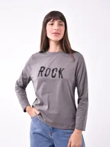Remera blanca de manga larga con estampa rectangular dorada con diseño animal print y texto 'Fearless, fierce & fabulous'.