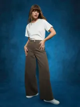 Pantalón de jean negro de tiro alto con corte ancho y pierna recta. Presenta costuras visibles y bolsillos tipo cinco bolsillos.