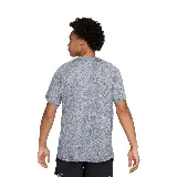 Remera deportiva Nike Stride Dri-FIT ADV, color gris jaspeado, de manga corta y cuello redondo.