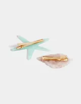 Set de dos hebillas para el pelo con forma de estrella de mar color celeste con lunares dorados y caracol color rosa marmolado con detalles dorados.