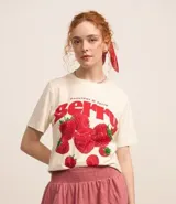 Remera color crema de algodón con estampado de frambuesas y texto "Delicious & Tasty Berry".