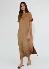 Vestido largo color amarillo, de lino y algodón, con escote en V y mangas cortas.