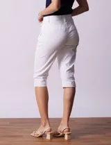 Pantalón capri blanco de algodón elastizado. Pretina con pasadores, botón y cierre. Delantera con bolsillos. Trasera con bolsillos simulados.
