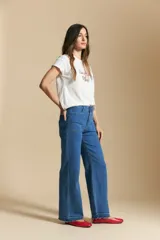 Jean wide leg de tiro medio color negro, confeccionado en denim cotton spandex.