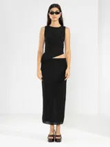 Top sin mangas color rosado, de corte asimétrico.