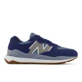 Championes New Balance modelo 57/40, color azul marino con detalles en gris y blanco. Presentan una silueta aerodinámica con entresuela ensanchada inspirada en el modelo 574 clásico y detalles ondulados de los años 80.