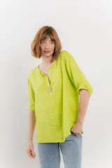 Blusa color verde lima de lino, con corte holgado, escote en V, mangas 3/4 y botón de madera.