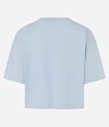 Remera boxy celeste de algodón peruano, con cuello redondo y mangas cortas amplias.