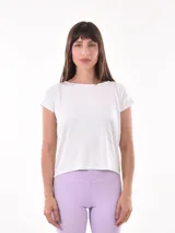 Remera blanca de corte holgado y mangas cortas.