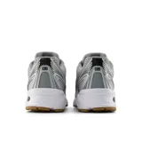 Championes New Balance 740 plateados con detalles en negro, blanco y marrón.
