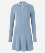 Vestido corto negro de punto con cuello polo, manga larga y botones en el escote.