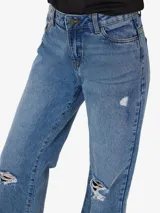 Jeans de denim azul claro con roturas y diseño de pierna ancha, confeccionados con materiales reciclados.