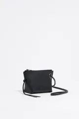 Monedero mini Bimba y Lola de cuero negro con asa extraíble, logo metálico y cierre con cremallera.