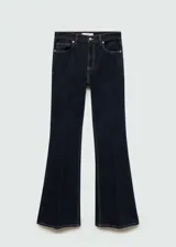 Pantalón de jean azul oscuro, de corte flare y tiro alto, con cinco bolsillos y trabillas para cinturón.
