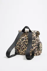 Mochila pequeña con estampado animal print, detalles en negro y múltiples bolsillos externos con cierre.