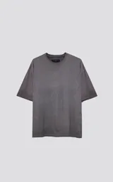 Remerón gris con corte extra oversize, hombros caídos y cuello redondo.