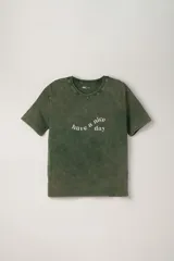 Remera verde con estampa frontal que dice 'have a nice day'.