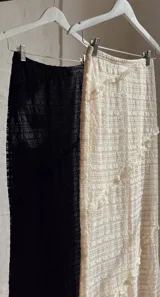 Pollera larga negra de tiro alto con abertura lateral.