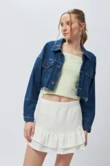 Minifalda blanca tramada con volados y elástico en la cintura.