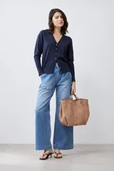 Cardigan negro con escote en V y botones dorados.