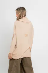 Sweater de punto color beige, con cuello amplio volcado y mangas largas acanaladas.