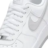 Championes Nike Air Force 1 Low '07, color blanco con detalles en gris claro en el logo lateral y la parte trasera. Suela de goma gris.