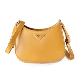 Bandolera color camel de símil cuero liso, con correa regulable y herrajes plateados. Tiene acceso con cierre, un compartimento y un bolsillo interno con cierre.