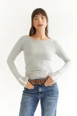 Remera gris de algodón con escote amplio tipo bote y mangas largas.