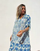 Vestido camisero corto de algodón con estampado de guardas geométricas en azul y blanco, con cuello en V y mangas cortas.