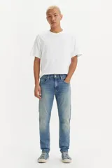 Jean de hombre, marca Levi's, modelo 512 Slim Taper. Calce estilizado en la parte trasera y el muslo, con pierna delgada y tiro medio.