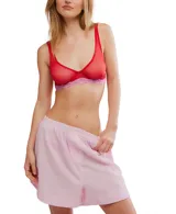 Corpiño de malla suave color rojo con detalle de pequeños puntos y terminaciones en encaje color lila.