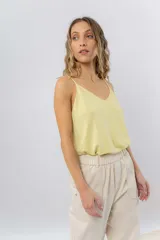 Musculosa lila de breteles finos con escote en V en el frente y espalda en U, confeccionada en tejido fluido con leve textura satinada.