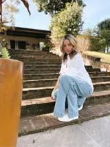 Pantalón de jean celeste de corte wide leg, tiro alto y material elastizado.