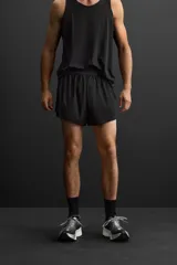Shorts de running negros confeccionados en tejido técnico ligero y elástico con forro interior.