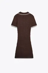 Vestido marrón de punto con cuello polo, manga corta y calce ajustado. Presenta detalle de vivos blancos en cuello y mangas, y botones delanteros.