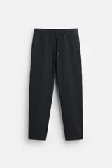 Pantalón de algodón color azul marino, corte recto, con cintura elástica ajustable con cordón, bolsillos laterales y traseros de vivo.