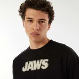 Remera negra de manga corta con estampa trasera de la película Tiburón (Jaws).