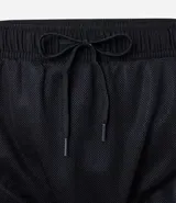 Bermuda deportiva masculina, modelo runner, color gris topo, con cintura elástica y cordón interno. Presenta recortes laterales y bajo redondeado.