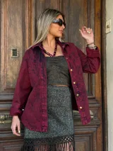 Top tejido sin mangas, con escote strapless y detalle de flecos en el ruedo.