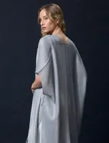 Kimono negro de gasa plisada con detalles de lurex y terminación desflecada.