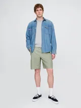 Short de lino color verde oliva, con cintura elástica y bolsillos laterales.