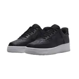 Championes Nike Air Force 1 '07 LV8, color negro con suela blanca.