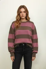 Sweater de algodón con rayas horizontales blancas y azul marino, de corte holgado y cuello redondo.