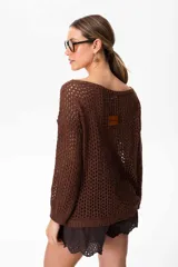 Sweater marrón de tejido calado con lurex en cuello, puños y ruedo. El escote puede usarse de dos formas: mostrando un hombro o de forma clásica.