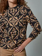 Blusa con cuello mao y estampado floral en tonos verde y blanco.