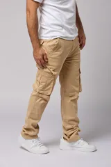 Pantalón cargo color marrón claro de gabardina, corte recto y tiro medio, con bolsillos laterales con solapa y bolsillos traseros.