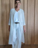 Kimono largo color crudo, de mangas 3/4 y corte holgado.