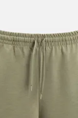 Bermuda negra relaxed fit confeccionada en tejido interlock de algodón con elasticidad. Cintura elástica ajustable con cordón. Bolsillos laterales y detalle de bolsillo trasero de plastrón.